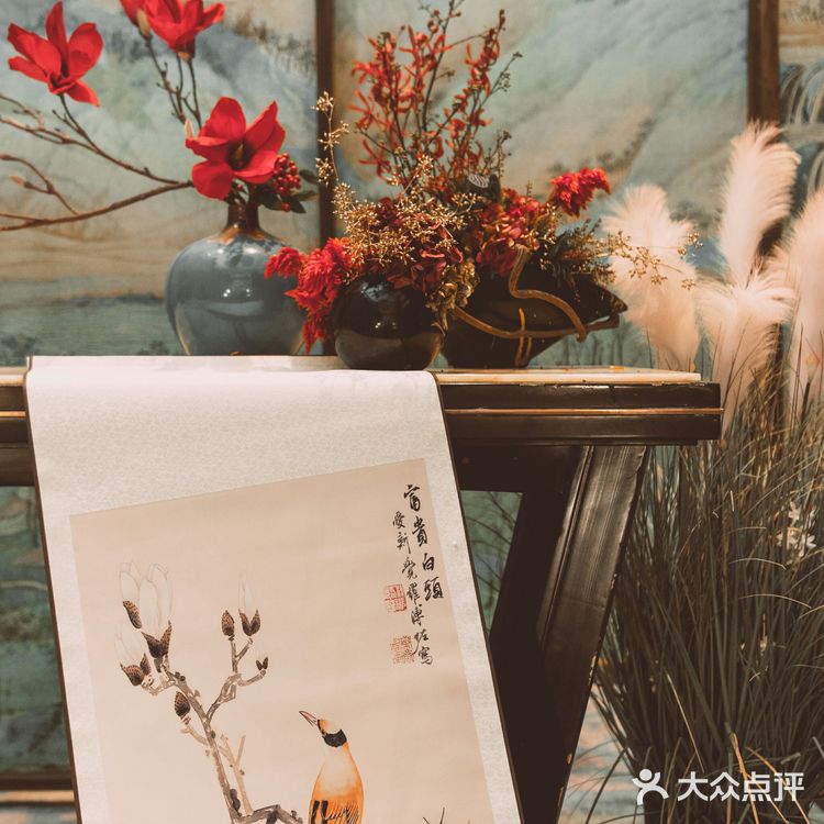 龙衔宝盖承朝日，凤吐流苏带晚霞。一爱一生