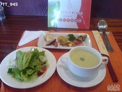 中午50元的&nbsp;SET,奶油汤、色拉、前菜-BISTROFIORE美伊娜(伊犁南路店)