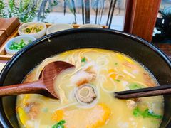 -银米·云南传统过桥米线(双廊黑金冠店)