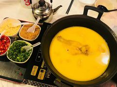 浓厚原只鸡煲花胶汤-鲜入围煮花胶鸡海鲜火锅