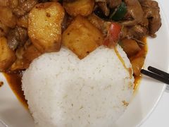 美味大盘鸡盖浇饭-米兜兜米粉·新疆料理(川大店)