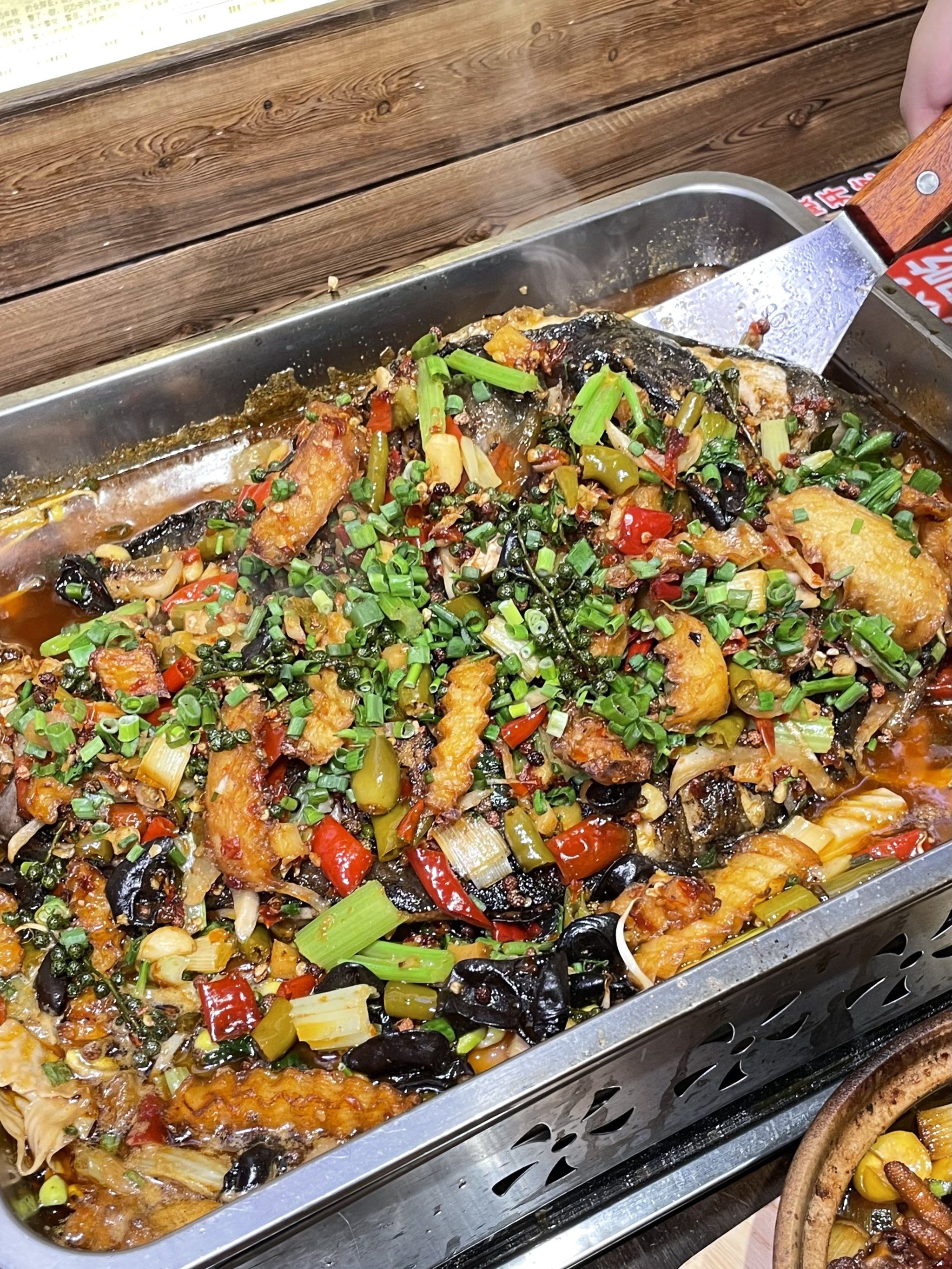 这家古法炭烤鱼,想吃早点来排队