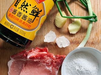 备上刀叉，精致吃起这赤酱红烧大排吧