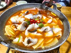 思茅酸汤鱼片-老滇山寨•云南特色菜•地方菜•民族风情歌舞表演(金碧店)