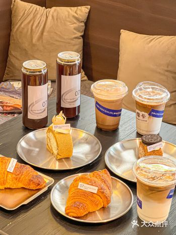 朋友推荐的宝藏小店，白天是咖啡厅，晚上就变成小酒馆了。