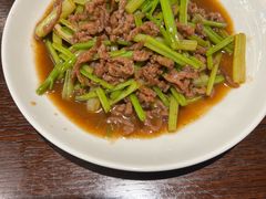芹菜炒牛肉丝-阿峰饭店·本地土菜馆·农家土鸡煲·一品神仙鸡(报福店)