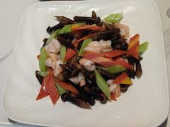 鸡枞菌炒虾仁-琬苑鸽庄·川粤融合菜(解放碑总店)