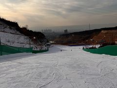 -采薇庄园四季滑雪场