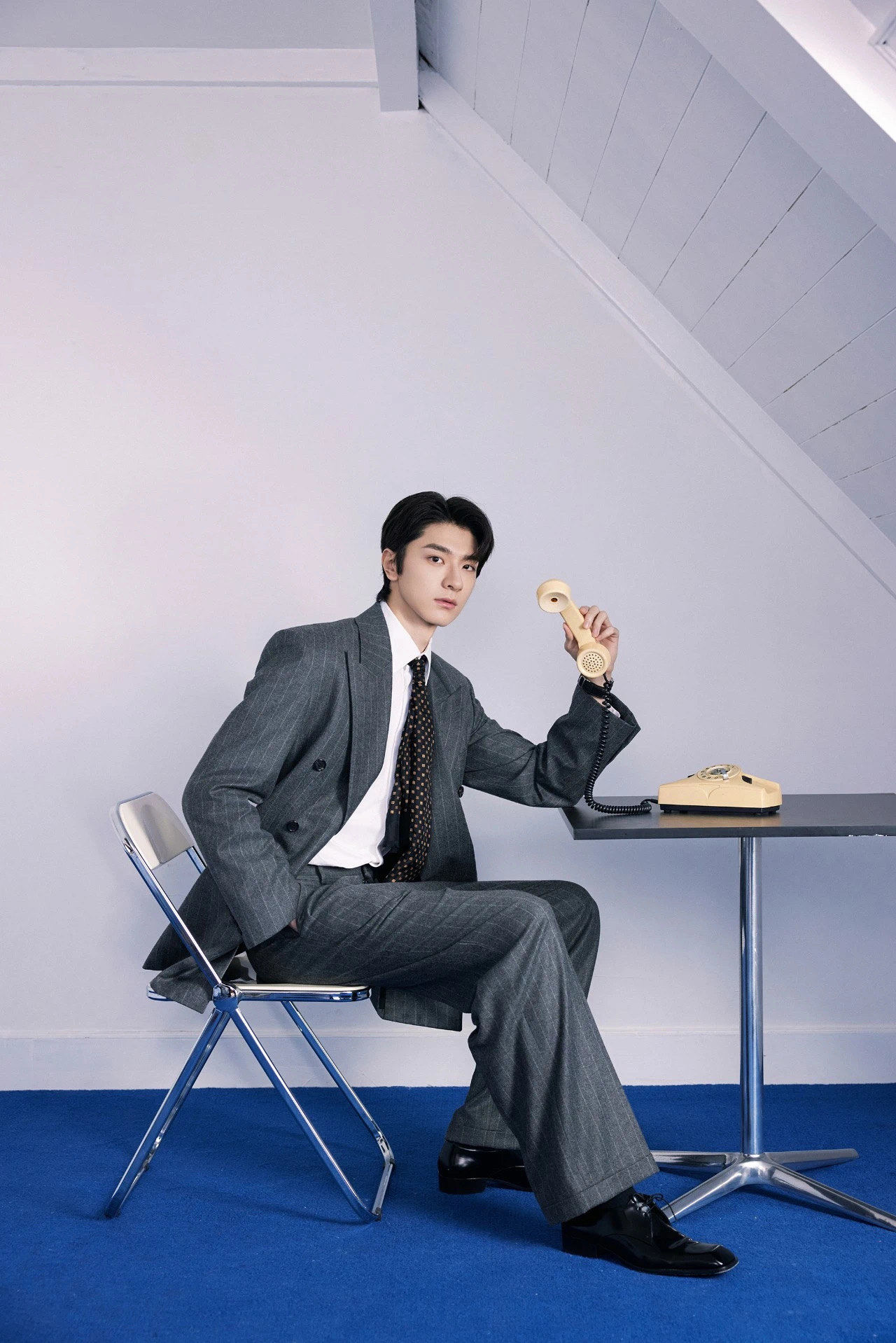 来看看林一穿的西装吧