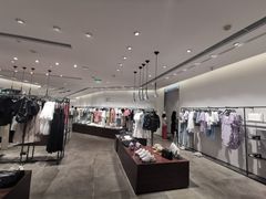 -URBAN REVIVO(高德置地广场·春广场店)