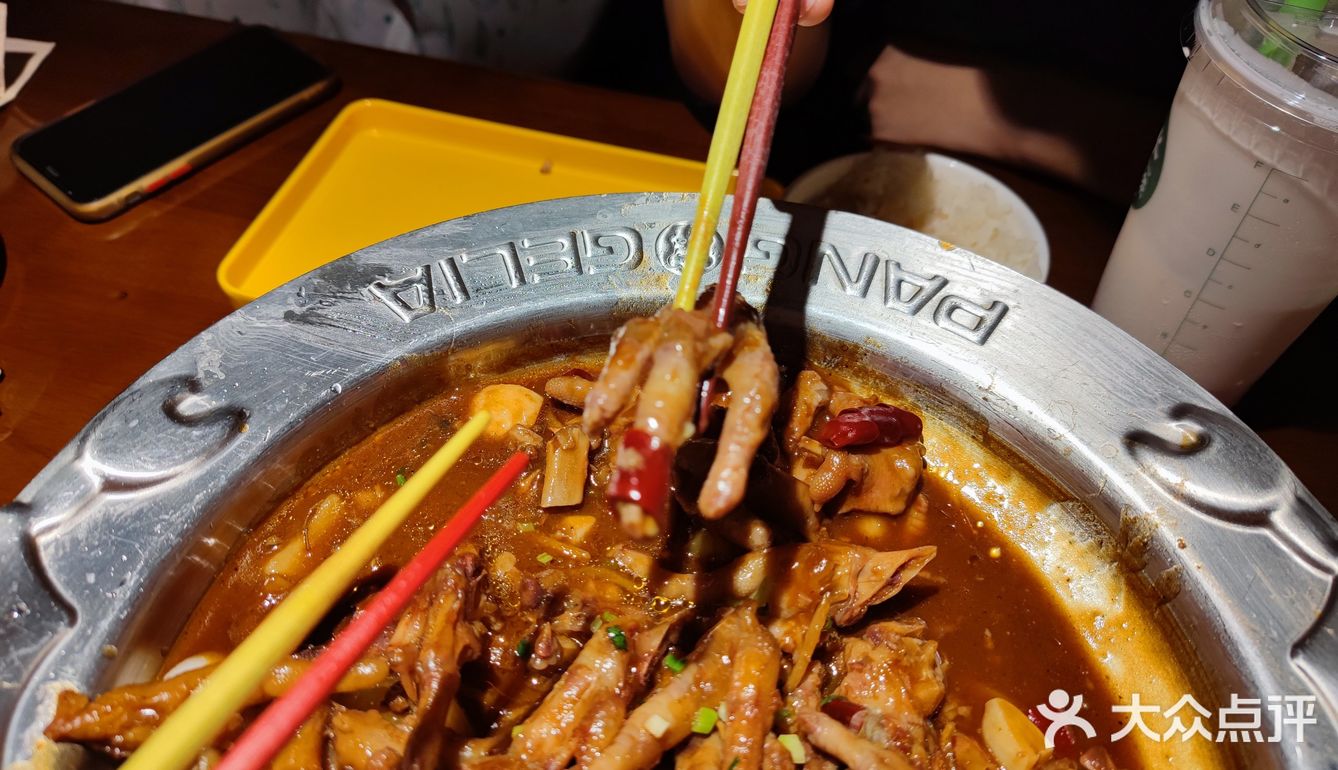 满满一碗。两个人吃得很饱，还剩了一些