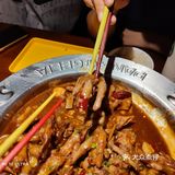 满满一碗。两个人吃得很饱，还剩了一些