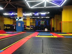 -爱蹦iBOON蹦床运动馆(江汉店)