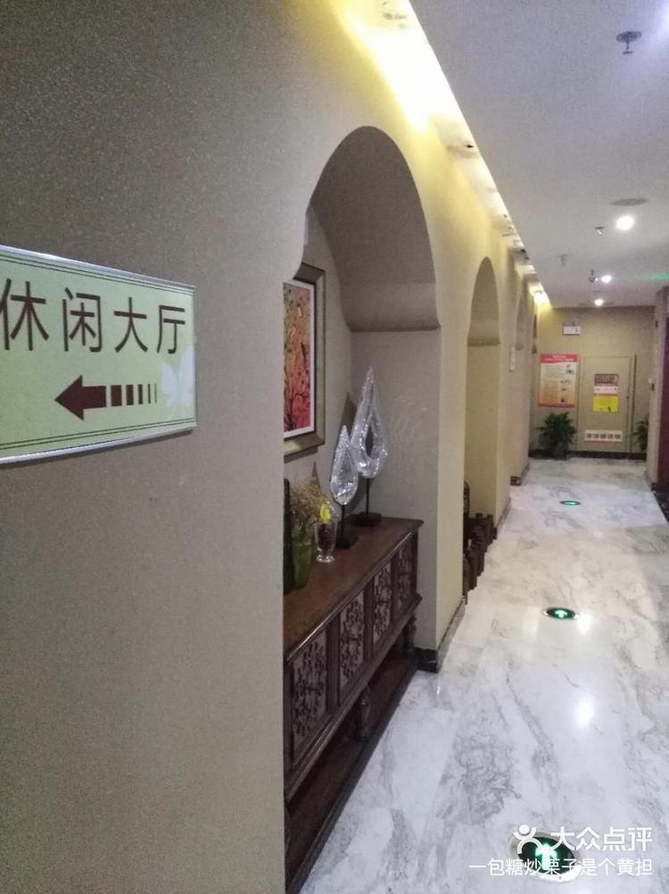 水会的洗浴中心设施比较陈旧,桑拿房里面的