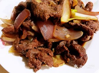 食材：牛肉，姜，蒜，葱，糖，蒜，生抽，蚝油，料酒