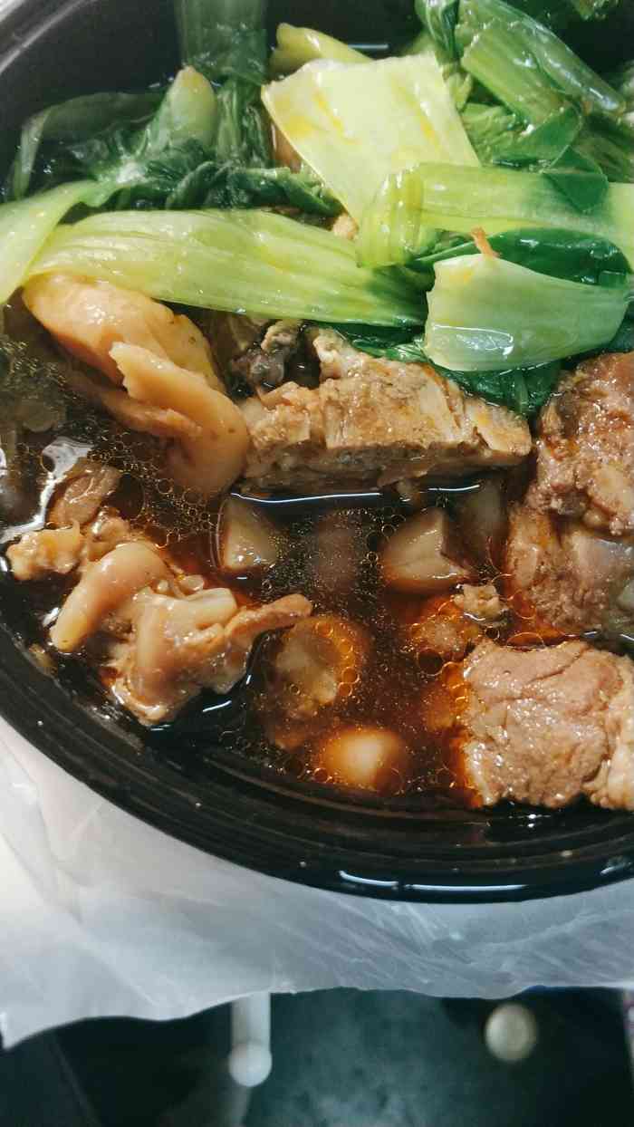 感觉就是黄焖鸡米饭 因为想多尝试一点不同的味道,就选了「火锅排骨」