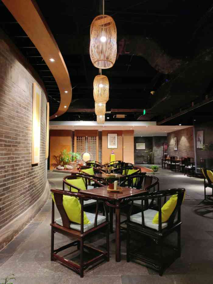 青藤茶馆(南山路店)-"很久没去了 感觉里面大了好多 但有些隔间.