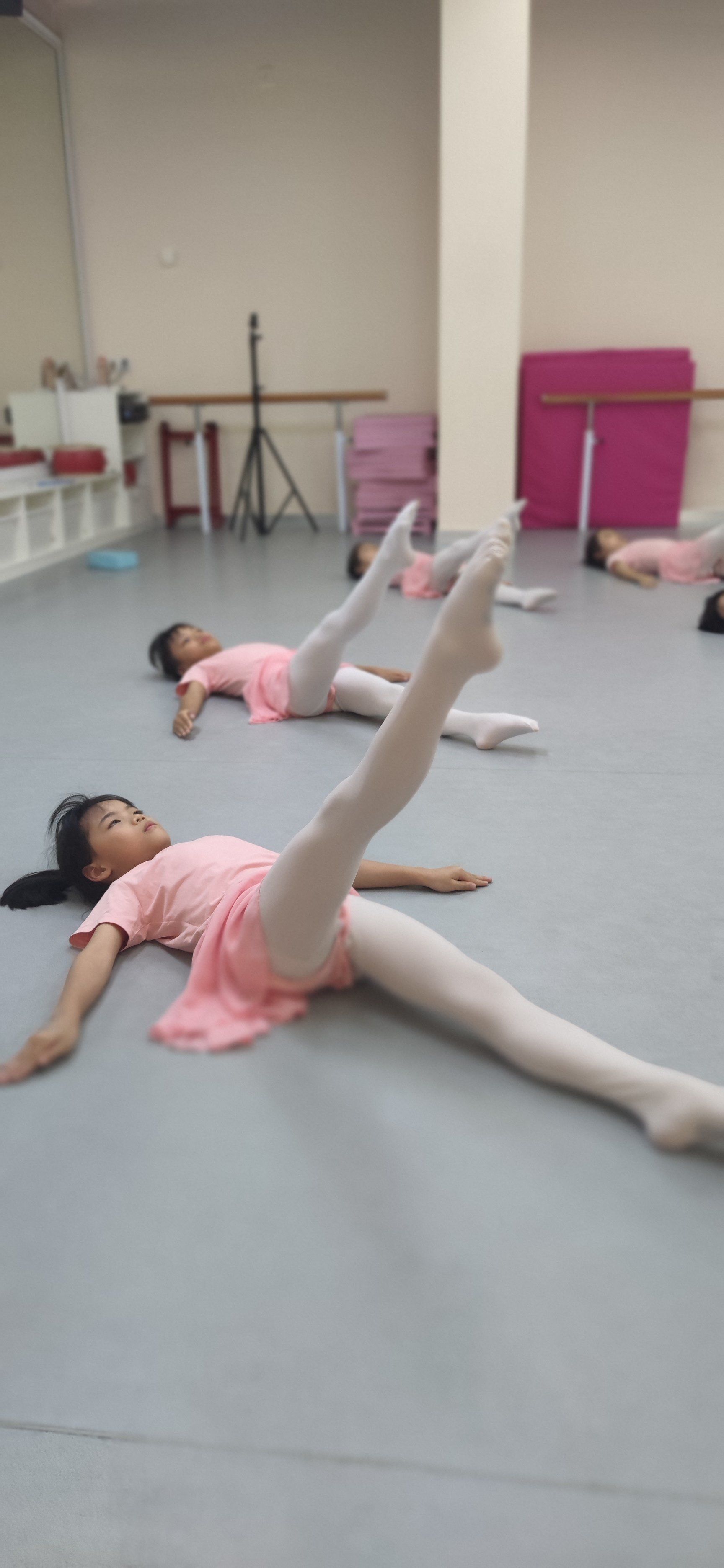 女孩的一个抬腿一个站姿都是那么吸引力总让人重复欣赏#少儿芭蕾舞