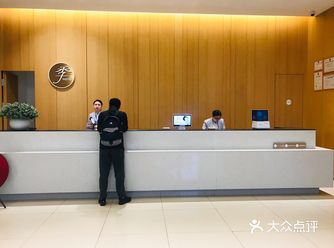 洗手间和梳妆台是分开的，这点很周到。连续入住了有三天