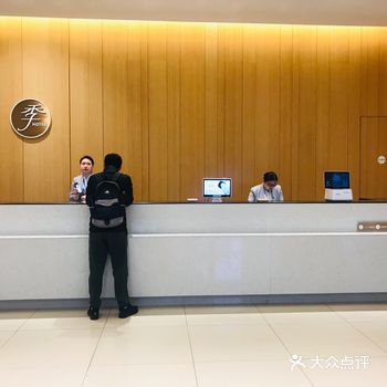 洗手间和梳妆台是分开的，这点很周到。连续入住了有三天