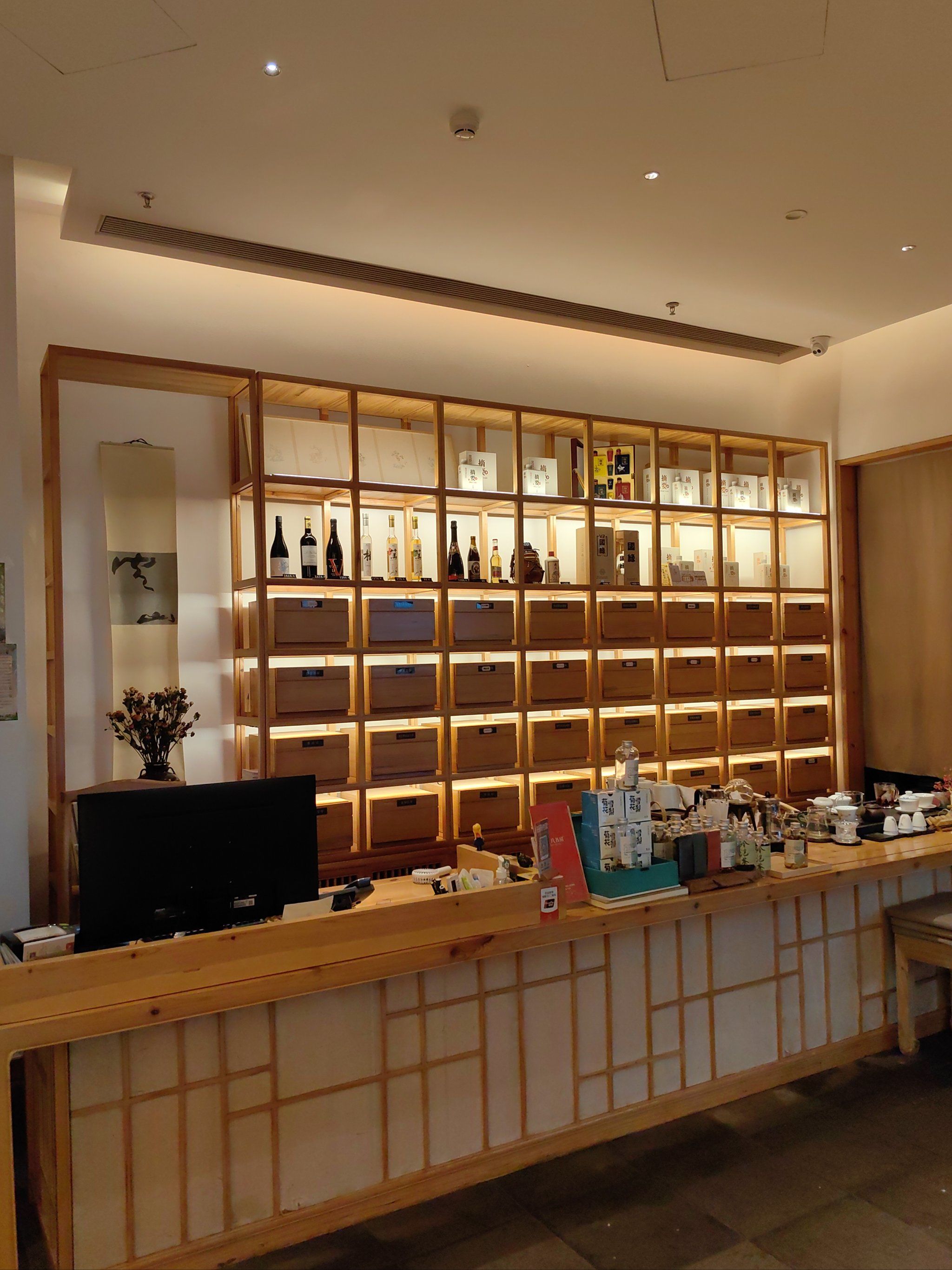 品一壶红梅花茶,赏河西繁华街景