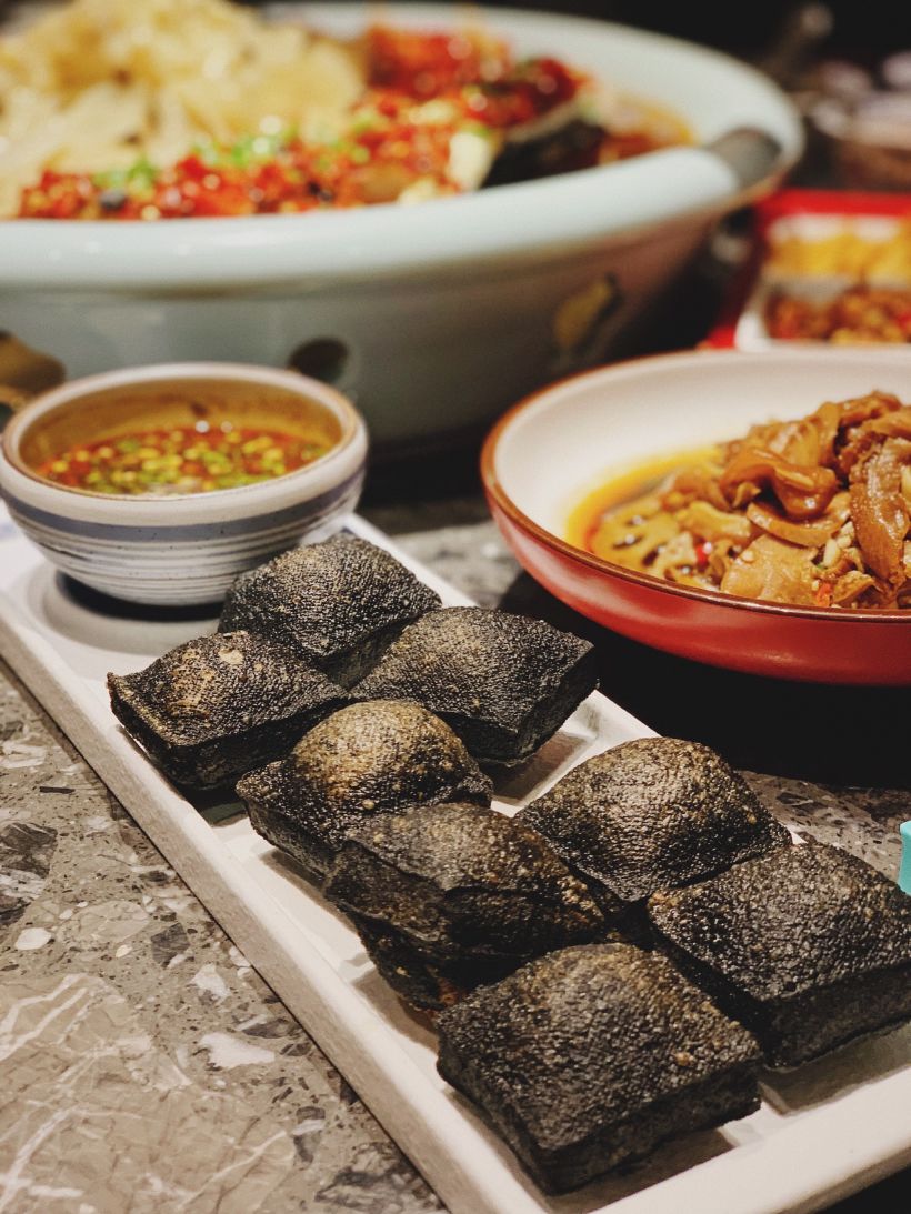 「火宫殿臭豆腐」湘菜店必点!外酥里嫩 闻着臭吃着香 蘸酱也很满分哦!