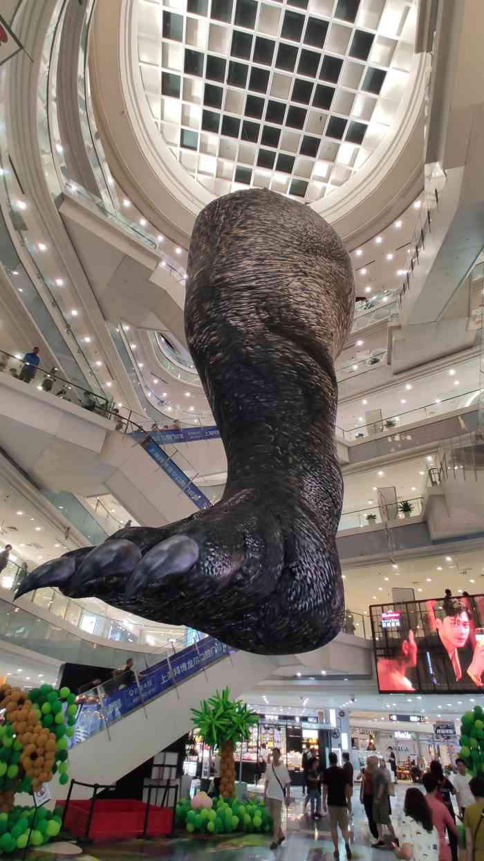 这只巨腿是充气的,60的栩栩生,足有四72那么高,被悬挂在89场