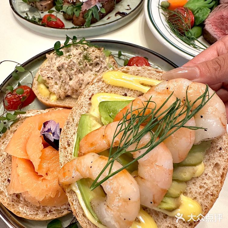 在北京！吃到了！草莓🍓瀑布蛋糕！！