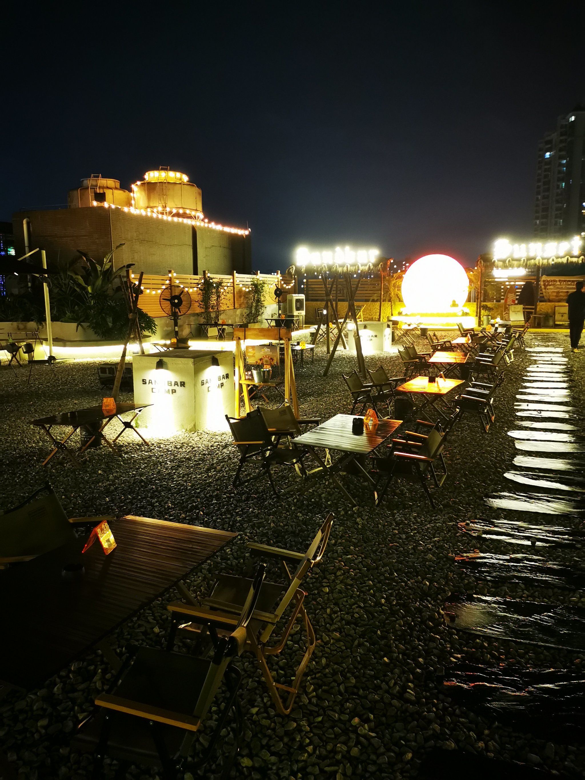 洲内竟然有这么个露营,party,宵夜的营地餐吧