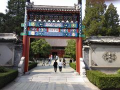 进园后第一道牌坊-香山公园-东宫门售票处