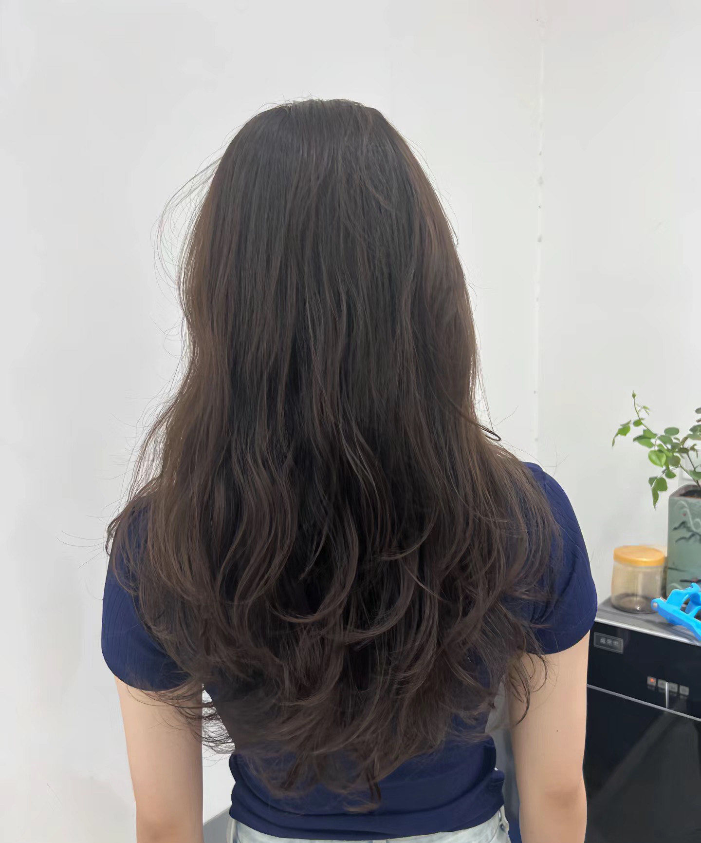 电棒造型烫
发尾自然柔和弧度造型烫发一款只有型没有卷的发型 大风