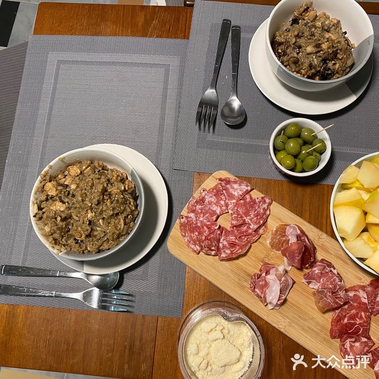 像极了小时候KFC的寒稻香菇饭。蜜瓜配火腿调剂一下