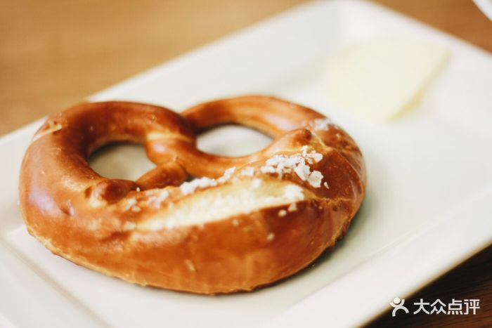 gebrwurst香肠兄弟·德国香肠啤酒餐吧(时代天街店)面包圈图片