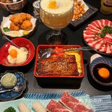 最喜欢他们家的蘸料了～鳗鱼饭：满满一大盒的鳗鱼饭