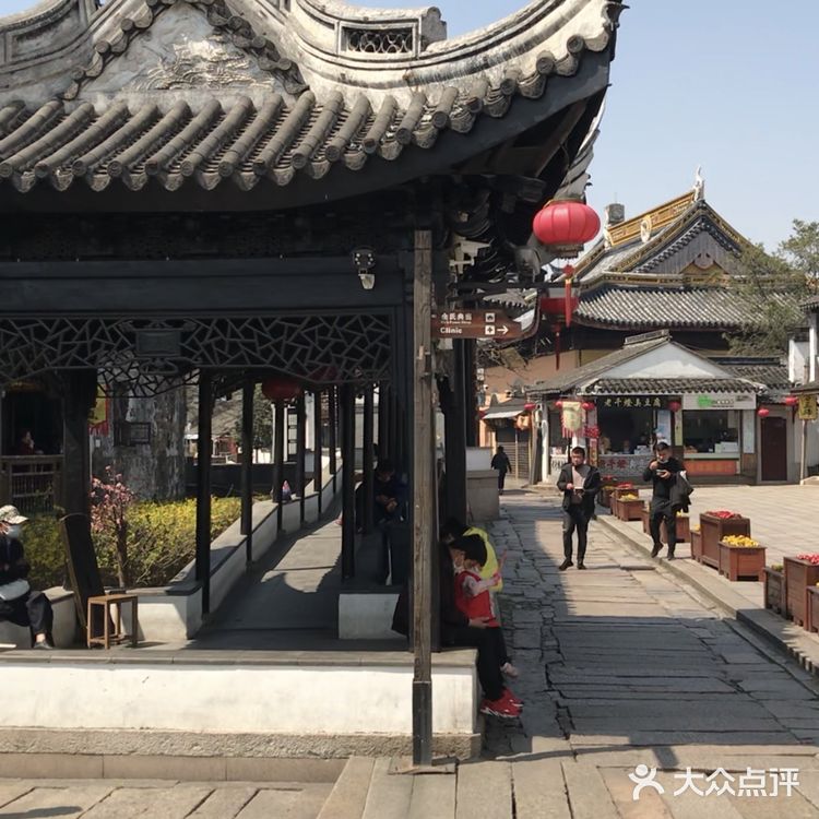 这是千灯古镇的著名景点＂三桥邀月＂之一