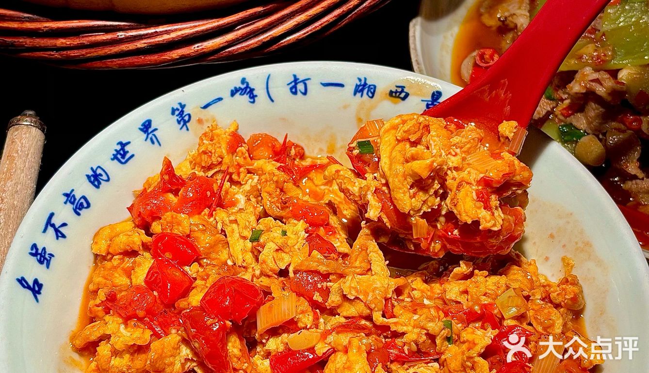 跟风吃这家湘西菜馆，排队1小时真值哭了