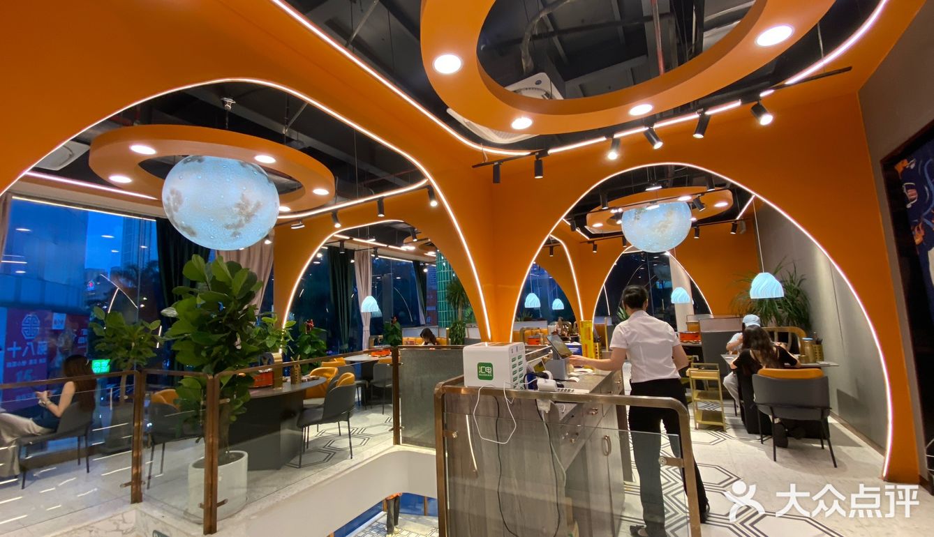 特别多人，即便人如此之多，每一层的服务依旧很到位