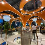 特别多人，即便人如此之多，每一层的服务依旧很到位