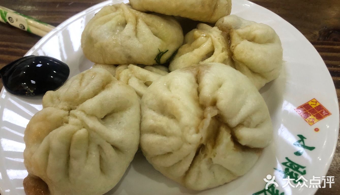 一大碗，挺实惠的，烧饼也挺入味的