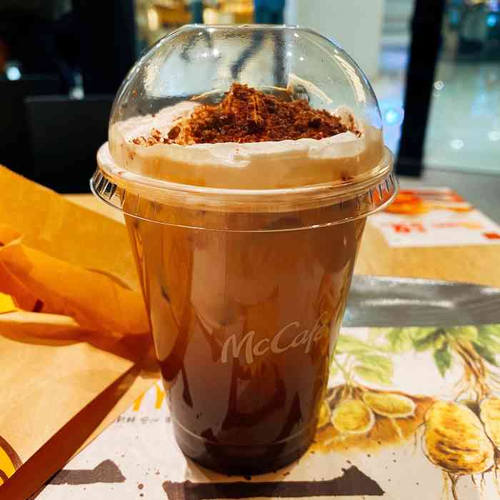 逛街有点累了正好看到麦当劳,就先点杯阿华田脆脆冰拿铁又配了一咐