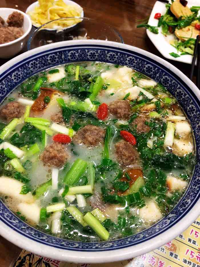 有一种吃了还想吃的感觉 「鸡肉泡馍」「炒肉片煮馍」「丸子汤泡馍」