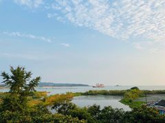 -亮河湾山庄
