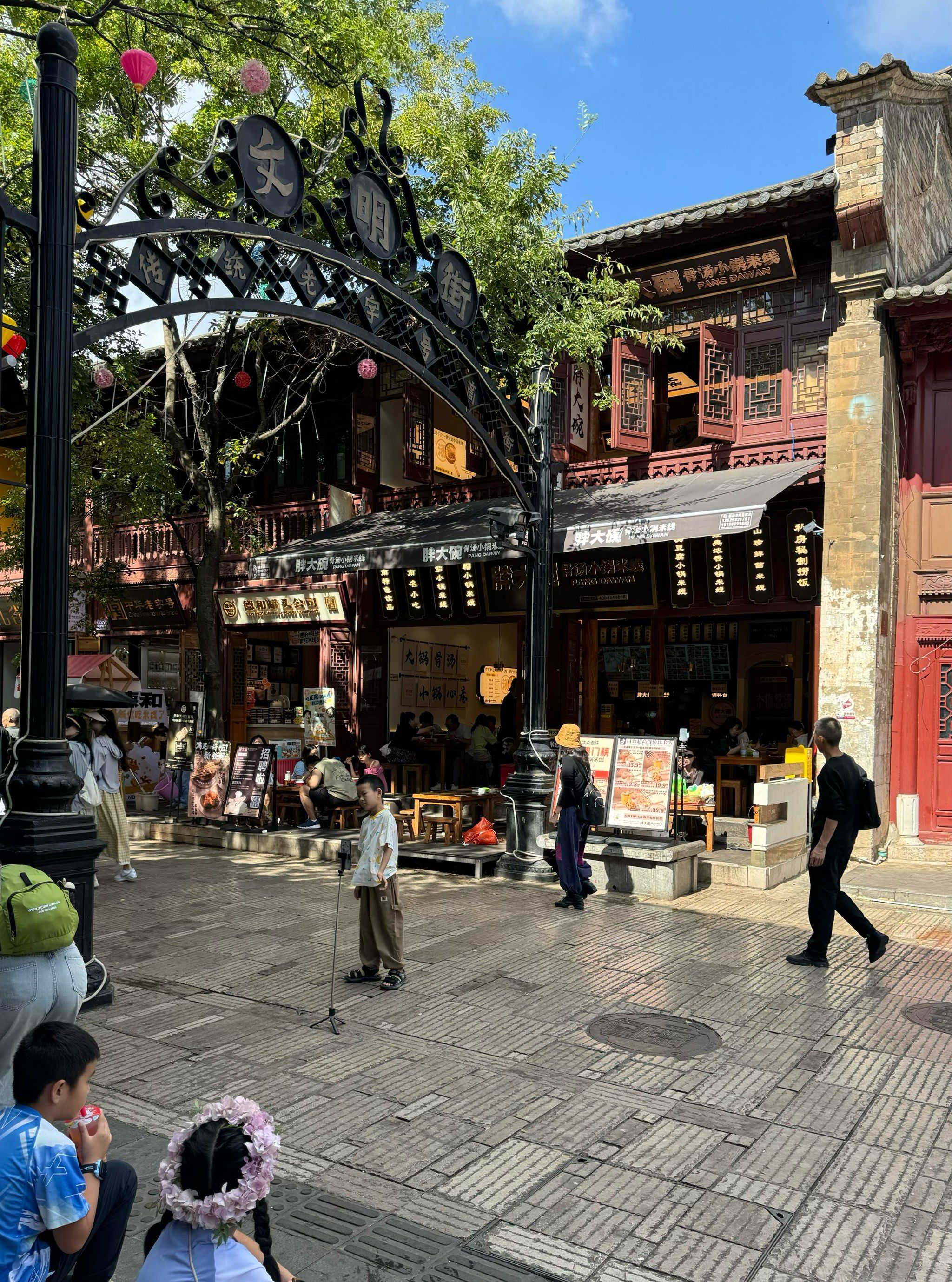 昆明老街的白天和夜晚