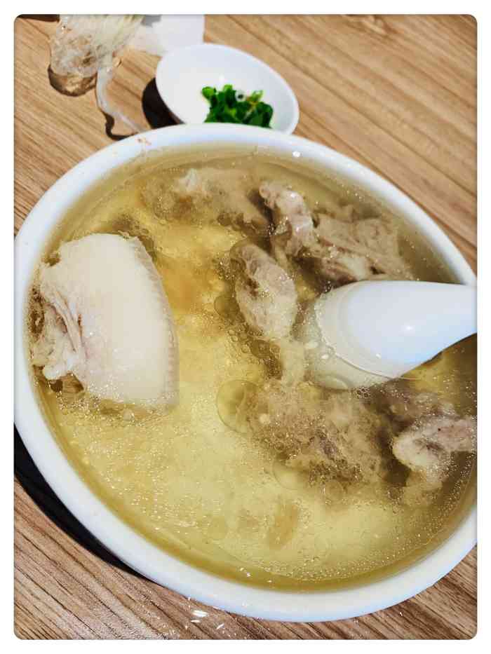 雄记猪肉汤(淡水英之皇店)-"应该是当地的连锁餐饮店,看到过好多次,过