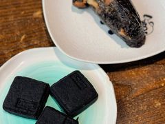 芝麻流心奶黄姑嫂小方-佬泰丰斋· 乌镇茶食餐厅