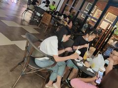 等位区-星巴克(上海虹桥新天地二店)