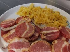 烤精选猪五花配酸菜-小米烤肉-泥炉炭烤(常营店)