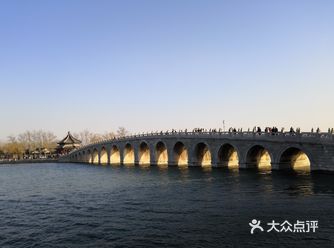 颐和园是中国清朝时期皇家园林，位于北京西郊