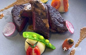 Pan-Seared Australian Filet Mignon with Black Pepper Sauce