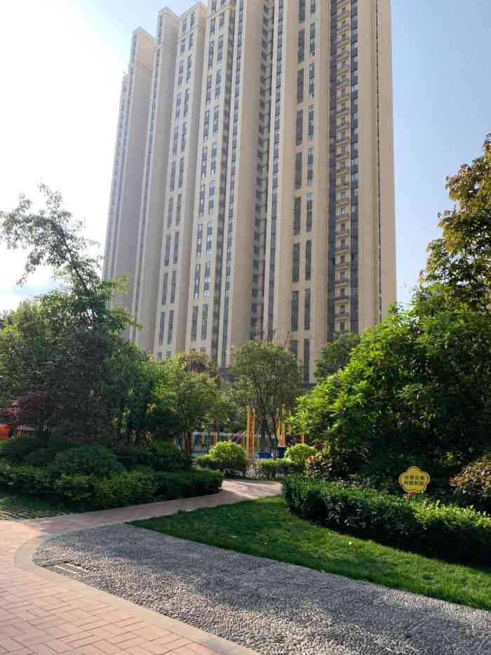 南飞鸿·十年城-"等路修好了交通会很方便 附近也很安静.